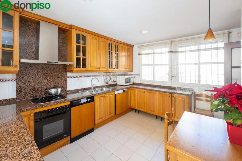Foto a3d90e6b-5ed2-485a-abd5-74309047a3fa. Casa adosada espectacular casa ubicada en el exclusivo barrio de albayda, diseñada con una distribución funcional en Granada