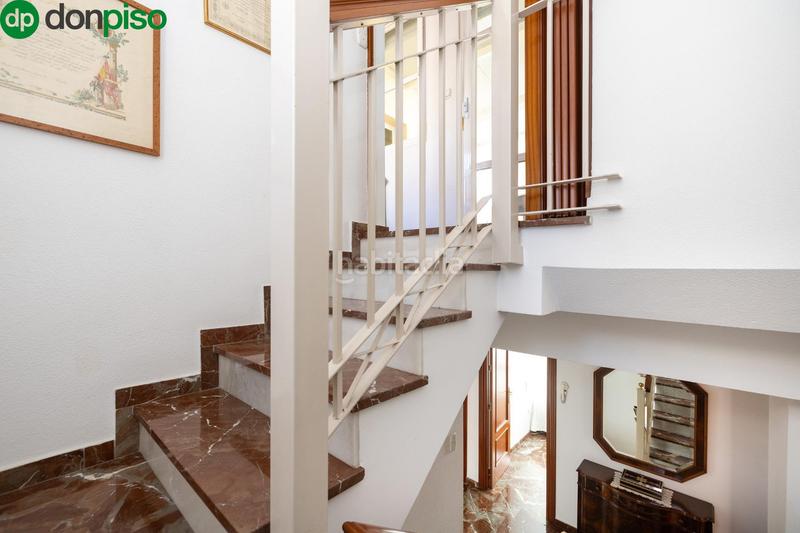 Foto b5f43e9e-9575-4d7a-89df-fc23ad5513ed. Casa adosada espectacular casa ubicada en el exclusivo barrio de albayda, diseñada con una distribución funcional en Granada