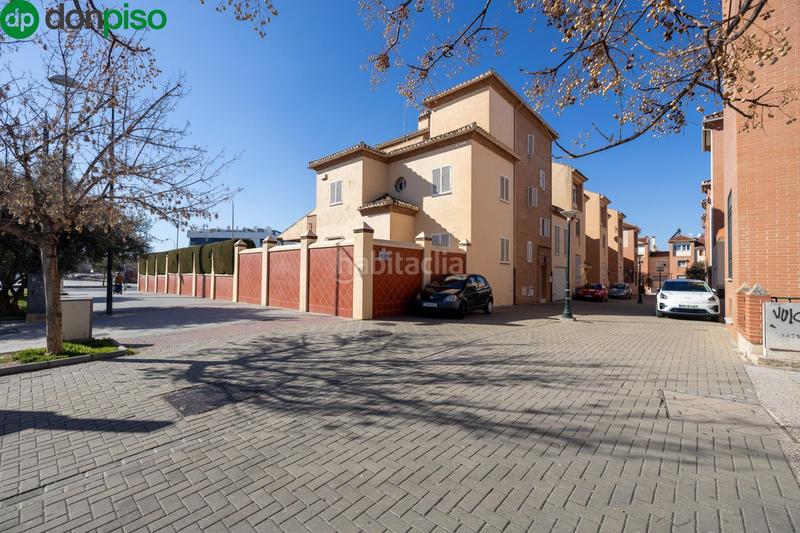 Foto e50d048e-d035-45e5-8f2c-f1f7b3a2fb30. Casa adosada espectacular casa ubicada en el exclusivo barrio de albayda, diseñada con una distribución funcional en Granada