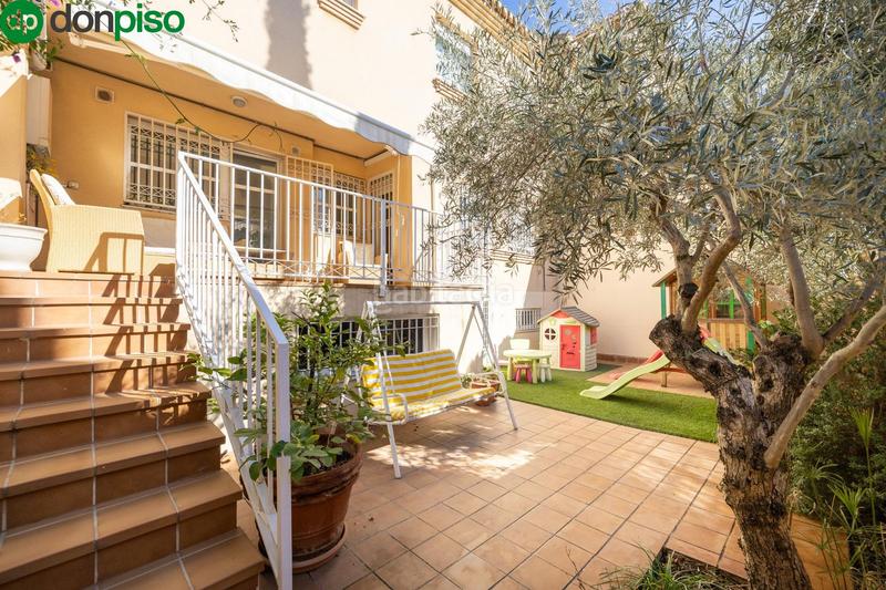 Foto eb4f0c16-e3c9-430e-861d-4c76f39a6db4. Casa adosada espectacular casa ubicada en el exclusivo barrio de albayda, diseñada con una distribución funcional en Granada