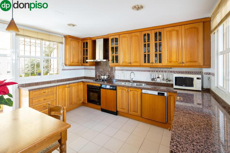 Foto ecdeeba3-d437-4009-b378-a13983971f13. Casa adosada espectacular casa ubicada en el exclusivo barrio de albayda, diseñada con una distribución funcional en Granada