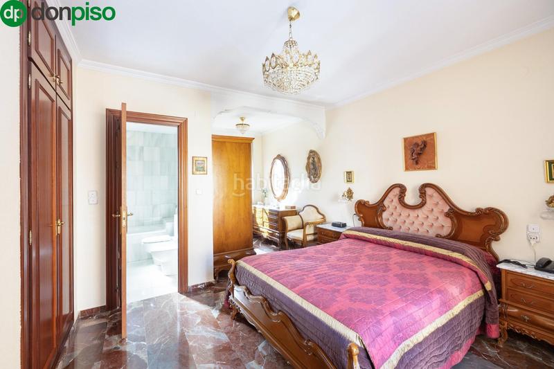 Foto f7f0e039-5c37-49b4-bd2f-442f8efe93fe. Casa adosada espectacular casa ubicada en el exclusivo barrio de albayda, diseñada con una distribución funcional en Granada