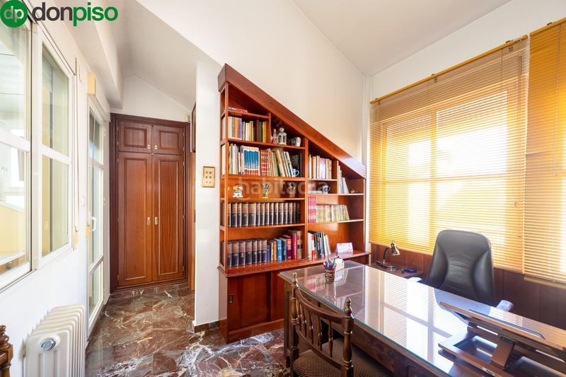 Foto fa1a1542-2907-4b33-940f-59bcdb6c7595. Casa adosada espectacular casa ubicada en el exclusivo barrio de albayda, diseñada con una distribución funcional en Granada