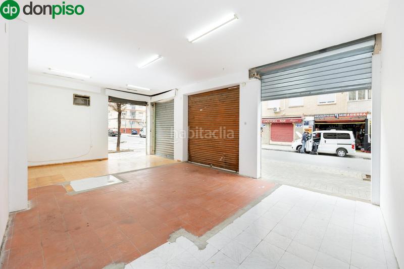 Foto cf83b88c-a252-48aa-94f2-7237a04c18af. Local comercial a calle calle del profesor manuel garzón pareja a Granada