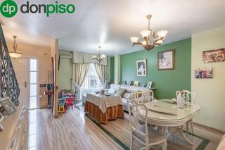 Casa aparellada a Calle alhamar 11. Adosada en el centro de peligros