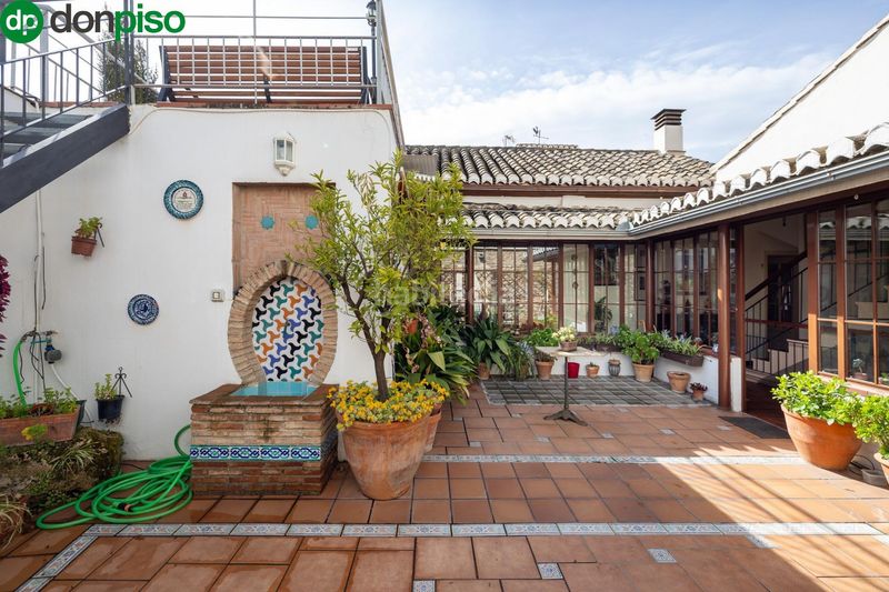 Foto 7b05a469-9e78-48f1-84bd-3f6301a2d51d. Casa gran casa en albaicín bajo. en Barrio de Albaicín Granada