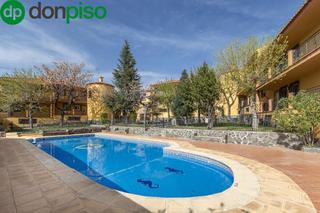 Pis  Calle encantado. Pisazo con terraza y residencial con piscina en ogijares!