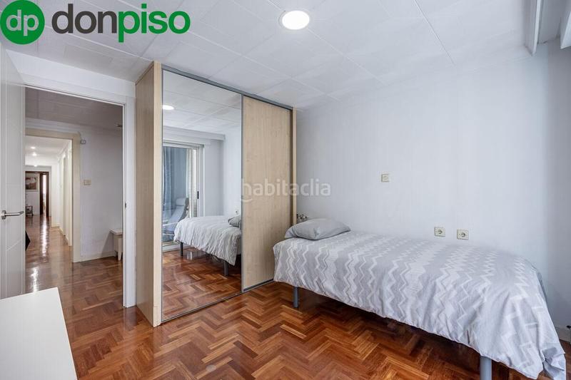 Foto 7f7ee2ab-9677-45ce-9002-4bd7904f3830. Piso magnifico piso muy luminoso de 155 m2 en Pajaritos! en Granada