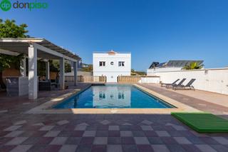 Xalet a Calle puntal de las siete lagunas 51. Casa independiente con piscina en cañadas del paque