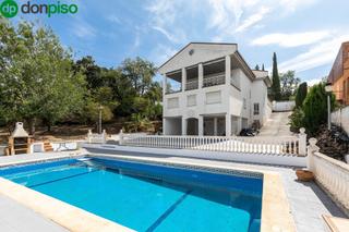 Chalet en Calle calle del clavel 15. Espectacular chalet en monachil con piscina y vistas a la ciudad
