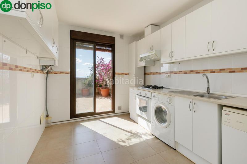 Foto ba50ac28-0909-47c0-be3b-7c6d491bd3da. Àtic amb calefacció aparcament a La Zubia Ciudad Zubia (La)