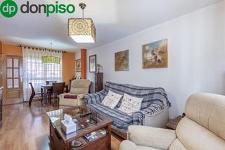 Maison à Calle sierra nevada 75. Unifamiliar en esquina en huétor vega