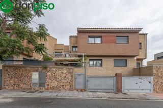 Maison jumelée à Calle margarita 23. Exclusivo adosado en armilla vistas, luz, diseño y confort total