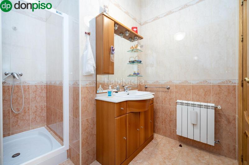 Foto ce00e0ee-1de9-4364-a738-bfcfc18ea069. Casa adosada en leones 16 oportunidad de compra . en Albolote