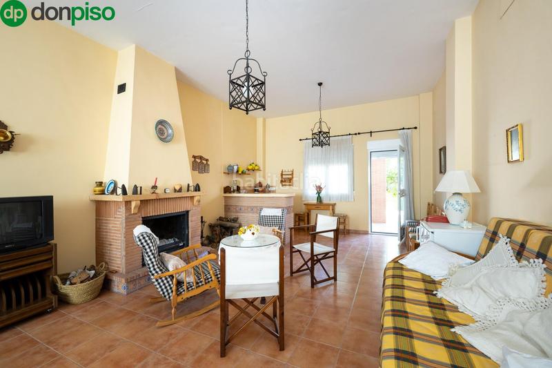 Foto e6d414b4-b603-443e-85a3-08f32ff768ec. Casa adosada en leones 16 oportunidad de compra . en Albolote