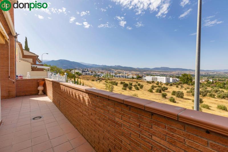 Foto 4173e7fa-7da7-4c82-ab74-3128ec2f2f98. Reihenhaus mit heizung parking pool in Camino de los Neveros - Serrallo Granada