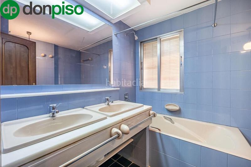 Foto 8faa0478-3e52-4a5c-8b3a-34ca06cb2847. Piso en de la constitucion 22 piso en avda. constitución en Granada