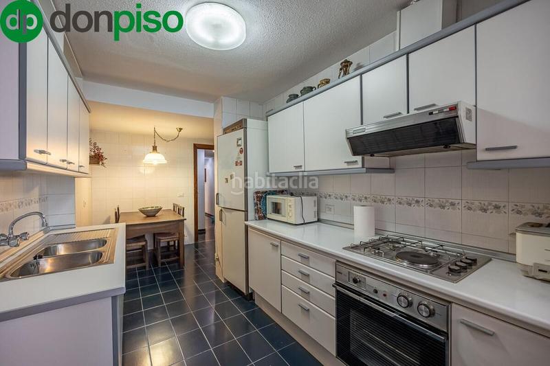 Foto e2b014b0-3294-491b-83cc-a6ba98a9aacf. Piso en de la constitucion 22 piso en avda. constitución en Granada