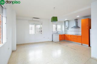 Apartament a Calle hornillo de cartuja 40. Apartamento de 2 dormitorios junto a triunfo