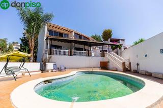 Chalet  Calle higueras del lagarejo. Villa en urbanización campo mijas