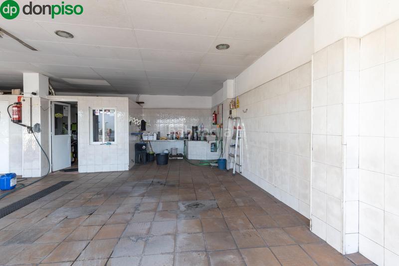 Foto c37764e2-28c2-49b2-82d5-ebe8846b4275. Local comercial fantástico local en ubicación inmejorable! en Maracena