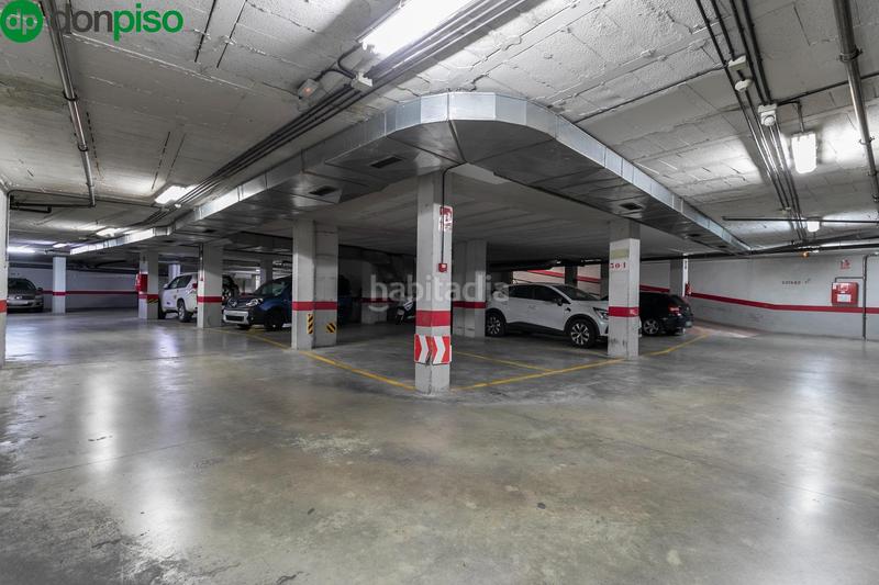 Foto 18f00ab0-84d8-49c3-ac28-4f3b0cfde62c. Parking coche en paseo paseo de la bomba espaciosa plaza de garaje en el corazón del paseo del salón en Granada