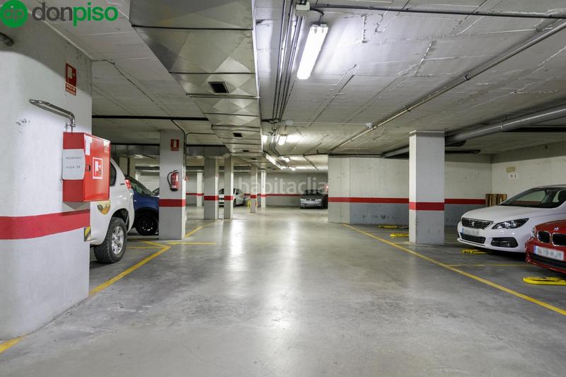 Foto 225cb41b-b5ea-4723-8e14-888d53d4f113. Parking coche en paseo paseo de la bomba espaciosa plaza de garaje en el corazón del paseo del salón en Granada