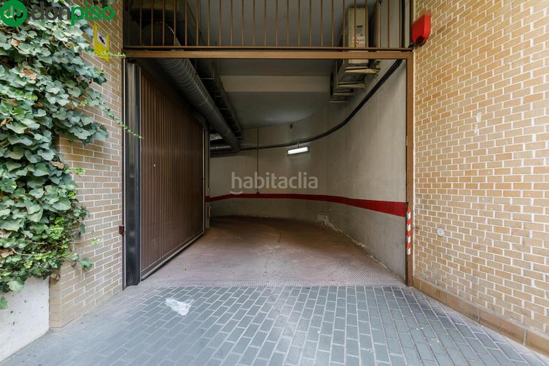 Foto 5545e2be-b359-4e4e-9c1b-fb071190bd60. Parking coche en paseo paseo de la bomba espaciosa plaza de garaje en el corazón del paseo del salón en Granada