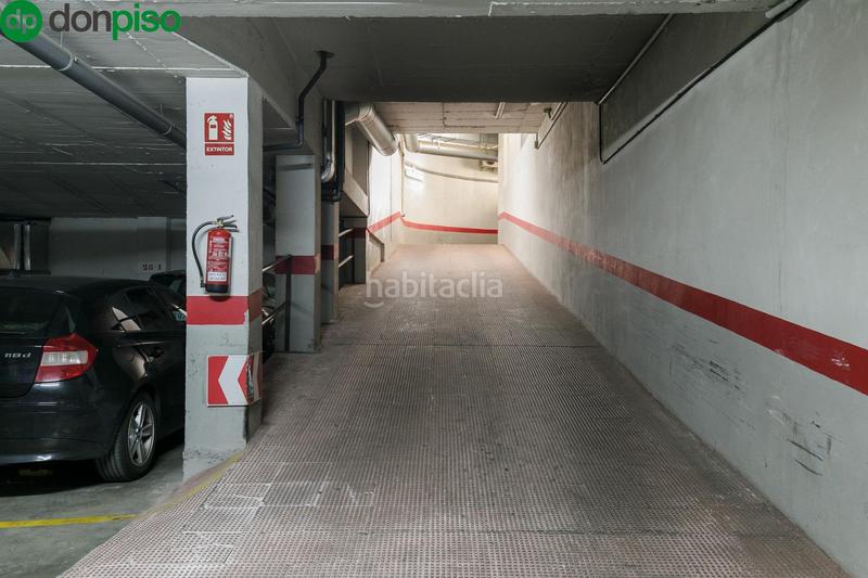 Foto 97f969eb-2732-48e1-9791-1ba61dbcc7ed. Parking coche en paseo paseo de la bomba espaciosa plaza de garaje en el corazón del paseo del salón en Granada