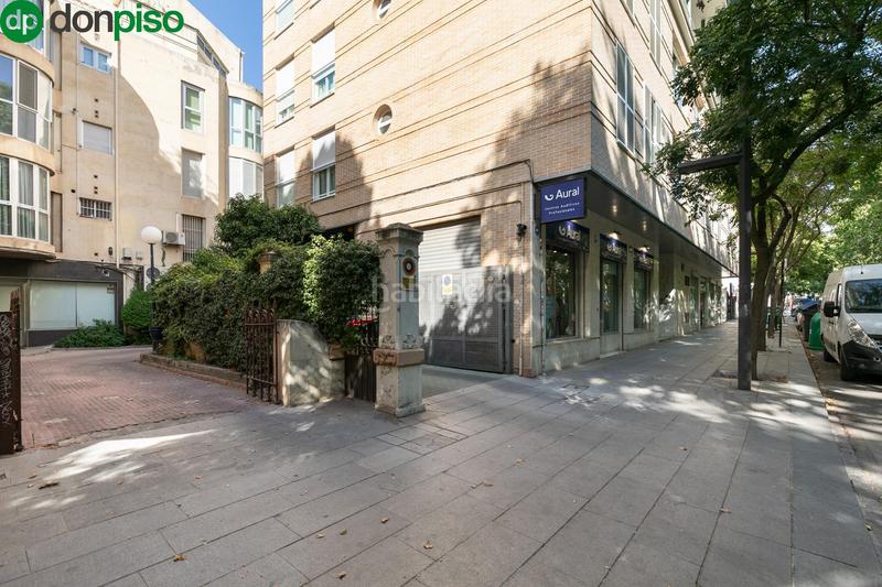 Foto af1c1375-2a0f-49c7-bc4e-d23ba85d74e3. Parking coche en paseo paseo de la bomba espaciosa plaza de garaje en el corazón del paseo del salón en Granada