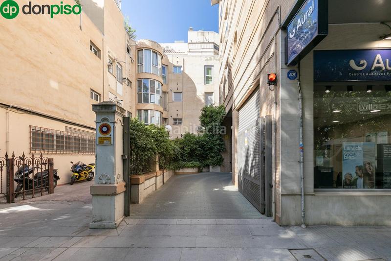 Foto b3db0ebd-c033-4e0d-bccc-aed349608d16. Parking coche en paseo paseo de la bomba espaciosa plaza de garaje en el corazón del paseo del salón en Granada