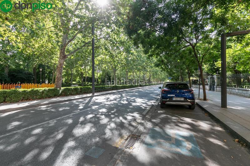 Foto 1d22a76d-f262-4db8-ad88-85072f4d947d. Parking coche en paseo paseo de la bomba espaciosa plaza de garaje con cargador eléctrico en el corazón del paseo del salón en Granada