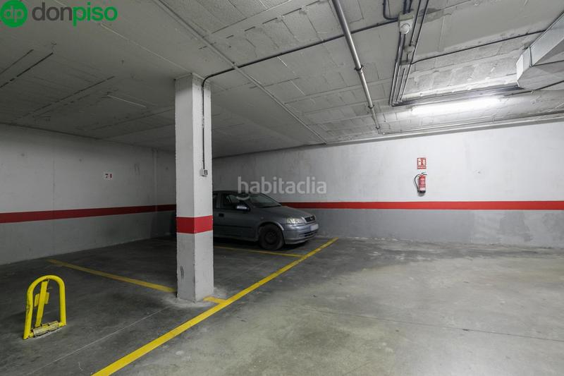 Foto a8e1b9ed-bc51-49f4-8dbf-e3e0f45a2044. Parking coche en paseo paseo de la bomba espaciosa plaza de garaje con cargador eléctrico en el corazón del paseo del salón en Granada