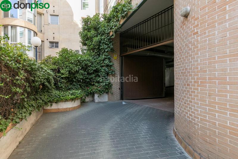 Foto ae178d8c-b344-480b-8da5-213b2cfe7adb. Parking coche en paseo paseo de la bomba espaciosa plaza de garaje con cargador eléctrico en el corazón del paseo del salón en Granada