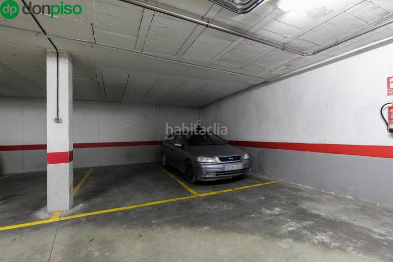 Foto d9376d5b-0217-4966-94a7-ffe7735818df. Parking coche en paseo paseo de la bomba espaciosa plaza de garaje con cargador eléctrico en el corazón del paseo del salón en Granada
