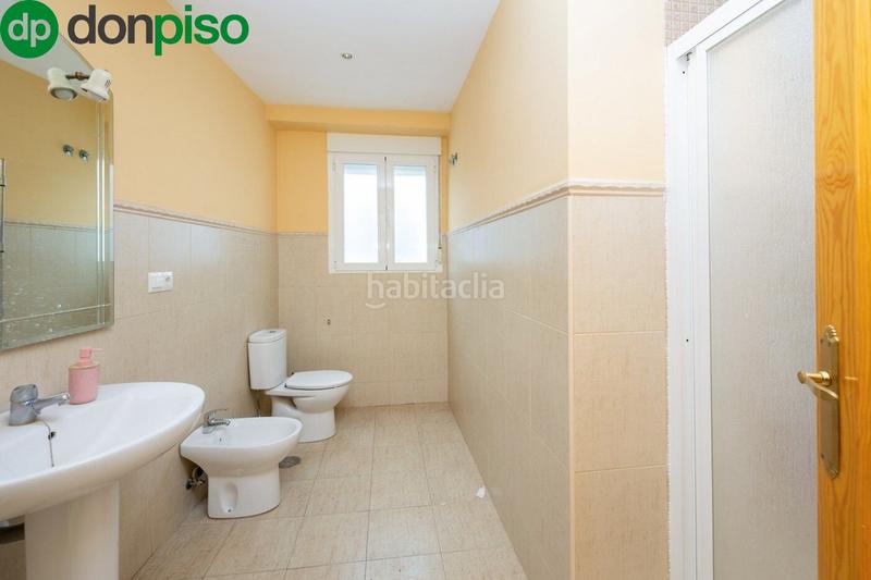 Foto f1a78f20-fd22-45a2-b02d-dd56f402526e. Piso fantástico piso en pleno centro , ideal para vivir o invertir. en Granada