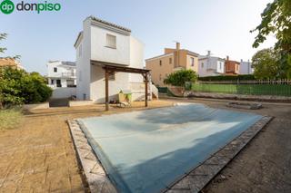 Xalet  Calle abeto (loma verde). Chalet con gran parcela y piscina en loma verde, albolote