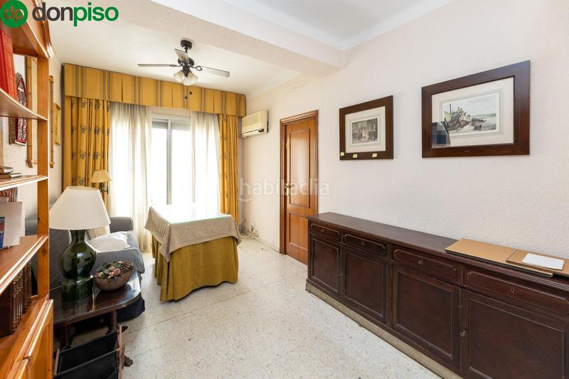Foto 4f5b3e62-2a8a-4b17-a3ab-fd7634476e2f. Piso en calle santa margarita 8 fantástico piso junto instituto astrofísica en Granada