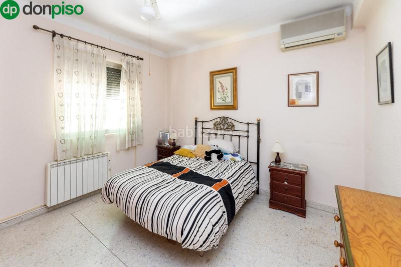 Foto e4a473c8-6f82-4fdb-b098-20a9f35bfe0e. Piso en calle santa margarita 8 fantástico piso junto instituto astrofísica en Granada