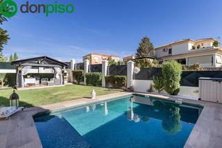 Chalet in Calle mar del coral 24. Cortijo del aire, albolote  chalet pareado de esquina con jardín