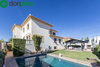 Xalet  Calle mar del coral 24. Cortijo del aire, albolote  chalet pareado de esquina con jardín