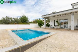 Chalet  Calle calle de la amapola, 10. Chalet moderno y acogedor con piscina en una sola planta