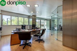 Local commercial  Plaza de carretas. Exclusivo inmueble en plaza de carretas, junto al emblemático pa