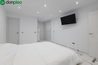 Rez-de-chaussée  Avenida martinez saenz de tejada 1. Estudios a estrenar junto puerto deportivo fuengirola