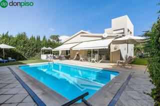 Chalet  Calle santa isabel. Chalet con parcela y piscina en urbanización los chopos.