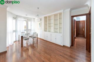 Pis a Las flores 10. Piso en venta en calle arabial, centro  granada