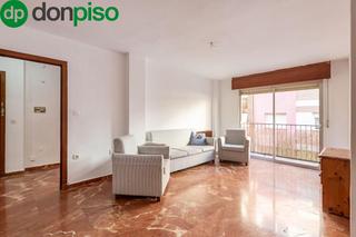 Appartement à Calle azhuma 17. Estupendo piso junto alhamar