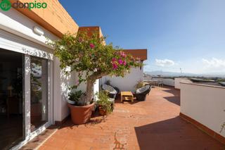 Àtic  Calle el guerra. Descubre este exclusivo ático reformado con terraza de ensueño.