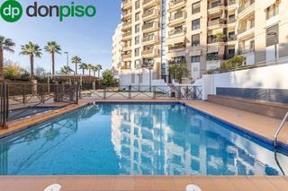 Piso en Calle del periodista rafael gago palomo 3. Pisazo muy luminoso con terraza y garaje en urbanización privada