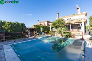 Xalet  Calle calle de josé saramago, 1. Casa rústica con piscina y vistas a la sierra, cerca de la costa